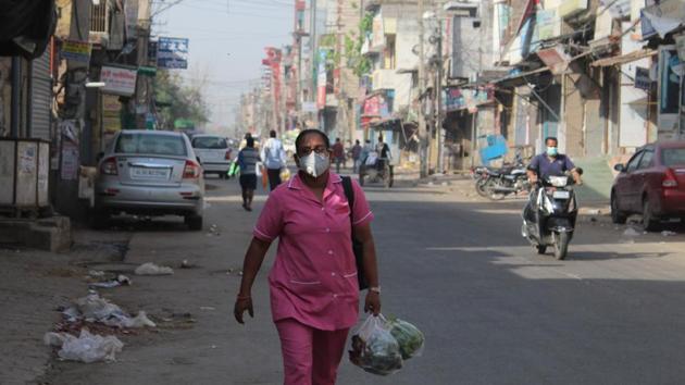 A health worker wearing face mask seen carrying vegetables at Khandsa Road, Sabji Mandi, in Gurugram, Monday, April 13, 2020. (Yogendra Kumar/HT PHOTO) A health worker wearing face mask seen carrying vegetables at Khandsa Road, Sabji Mandi, in Gurugram, Monday, April 13, 2020. (Yogendra Kumar/HT PHOTO)