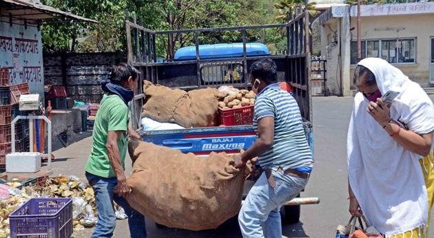 People taking home Fruits and Vegetables from Chhatrapati Shivaji Market Yard in Pune, India, on Thursday, April 9, 2020. (Ravindra Joshi/HT PHOTO) People taking home Fruits and Vegetables from Chhatrapati Shivaji Market Yard in Pune, India, on Thursday, April 9, 2020. (Ravindra Joshi/HT PHOTO)