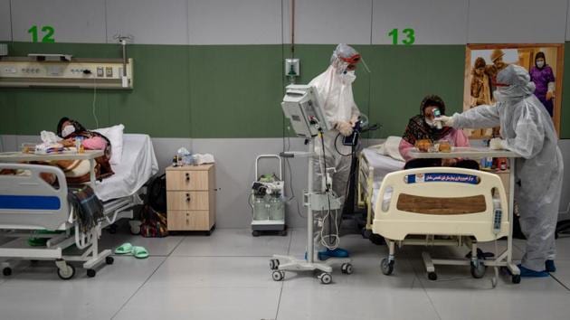 Medical workers in PPE tend to a patient (right). Authorities at the Iran Mall hope that their move will encourage other private sector entities to also pitch in for curbing the novel outbreak. (Ali Mohammadi / Bloomberg) Medical workers in PPE tend to a patient (right). Authorities at the Iran Mall hope that their move will encourage other private sector entities to also pitch in for curbing the novel outbreak. (Ali Mohammadi / Bloomberg)