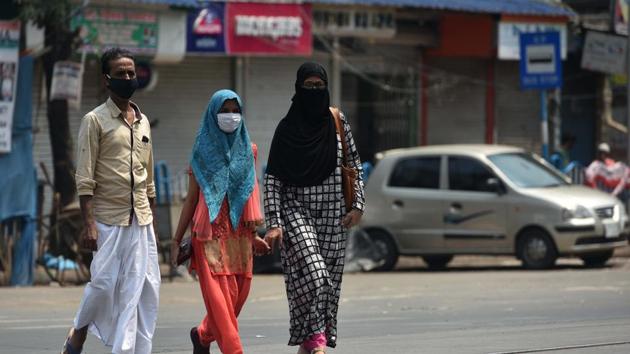 People wear face masks as a precaution against the coronavirus, Rajabazar, Kolkata, West Bengal. (Samir Jana / HT Photo) People wear face masks as a precaution against the coronavirus, Rajabazar, Kolkata, West Bengal. (Samir Jana / HT Photo)