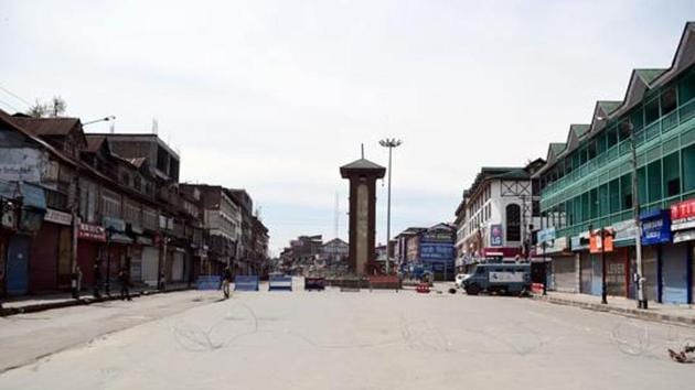 A view of the deserted road during the nationwide lockdown as a preventive measure against the COVID-19 coronavirus, in Srinagar on Saturday.(ANI)