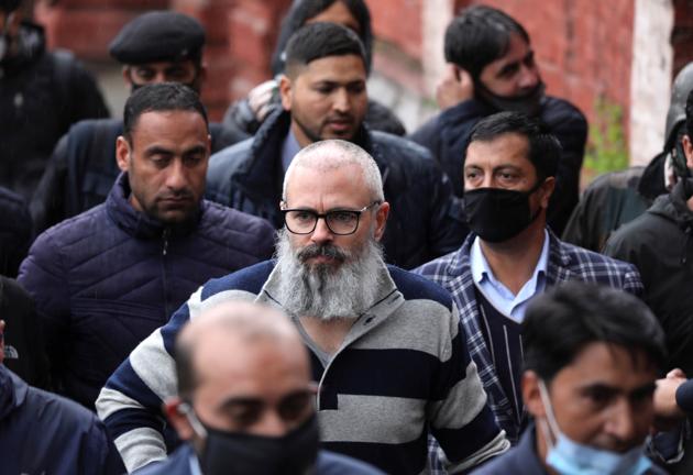 Former Jammu and Kashmir chief minister Omar Abdullah warned the Centre that the stranded Kashmiris would die of starvation rather than the viral outbreak if they are made to stay away from home till May 3.(Waseem Andrabi / HT Photo)