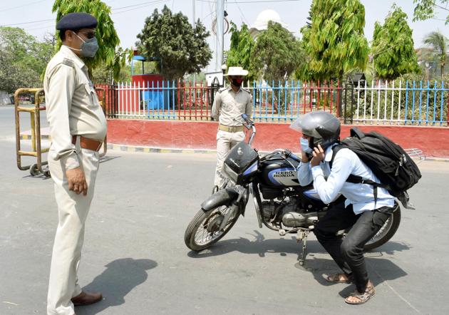 Police personnel punish lockdown violators in Bihar’s Patna on day twenty of the 21-day nationwide lockdown to curb the spread of coronavirus in Patna, Bihar. (Santosh Kumar/HT Photo) Police personnel punish lockdown violators in Bihar’s Patna on day twenty of the 21-day nationwide lockdown to curb the spread of coronavirus in Patna, Bihar. (Santosh Kumar/HT Photo)