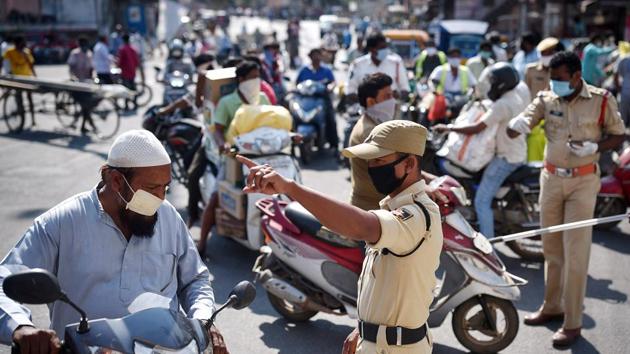 Police personnel handling the commuters during the nationwide lockdown amid coronavirus pandemic, in Vijayawada on Saturday.(ANI Photo)