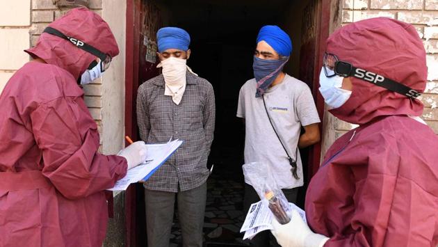 Medical staff screen residents in Amritsar on April 12. Pooling of samples involves testing them in batches. When a pooled sample tests positive, then individual samples are assessed. Research shows that this method can be used to do up to three times as many tests with the same number of kits --an important factor considering India’s population and the low rate of testing so far. (Narinder Nanu / AFP)