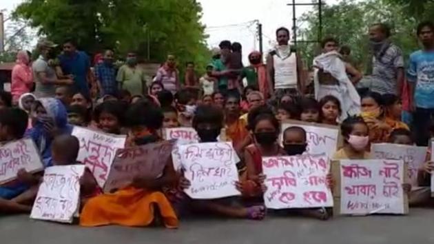 Chairman of the Trinamool Congress-run run Domkal municipality Jafikul Islam convinced the agitators to lift the blockade. (HT photo)