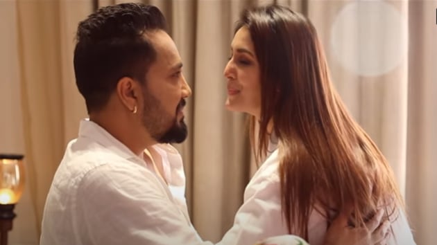 Mika Singh and Chahatt Khanna in the video of Quarantine Love.