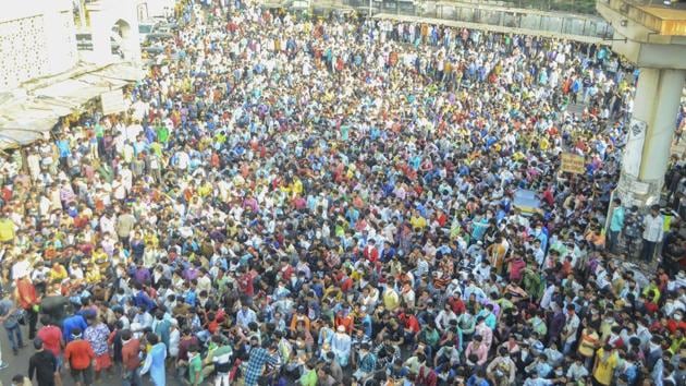 Migrant workers gather in large number at Bandra demanding to go to their native place. (Zoya Loba/HT Photo) Migrant workers gather in large number at Bandra demanding to go to their native place. (Zoya Loba/HT Photo)