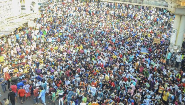 Migrant workers gather in large number at Bandra demanding to go to their native place in Mumbai, India, on Tuesday, April 14, 2020.(Zoya Loba/Hindustan Times) Migrant workers gather in large number at Bandra demanding to go to their native place in Mumbai, India, on Tuesday, April 14, 2020.(Zoya Loba/Hindustan Times)