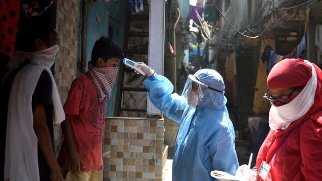 A medical screening organised for the residents of Shastri Nagar slums in Mumbai’s Dharavi on Tuesday, during the nationwide lockdown.(Satish Bate/HT Photo)