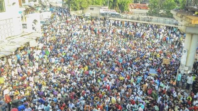 Migrant workers gather in large number at Bandra, Mumbai, April 14, 2020 (Zoya Lozba/HTPhoto) Migrant workers gather in large number at Bandra, Mumbai, April 14, 2020 (Zoya Lozba/HTPhoto)