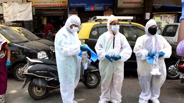 A medical officers step out after testing residents of Jijamata Nagar, Worli, during the nationwide lockdown, imposed in the wake of the coronavirus pandemic in Mumbai, India, on Tuesday, April 14, 2020.(Satish Bate/HT Photo)