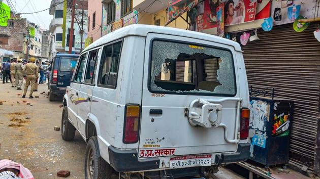 A police vehicle and an ambulance were vandalised after a mob pelted stones at health workers, doctors and police officials, who had gone to check coronavirus suspects in the area, in Moradabad on Wednesday.(PTI PHOTO.)