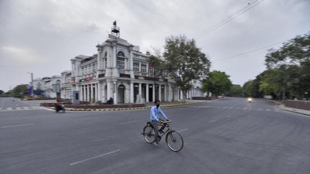 A cyclist seen on a deserted Connaught Place inner circle during the lockdown in New Delhi.(Burhaan Kinu/HT PHOTO) A cyclist seen on a deserted Connaught Place inner circle during the lockdown in New Delhi.(Burhaan Kinu/HT PHOTO)