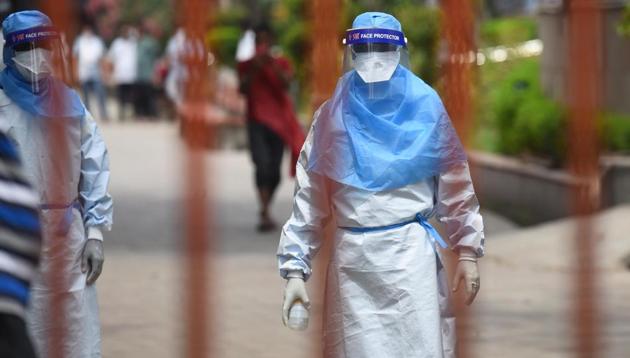 A medic in a Personal Protective Equipment (PPE) kit during the cremation of a Covid-19 victim, at Nigambodh Ghat in New Delhi, India, on Tuesday, April 14, 2020. (Photo: Raj K Raj/ Hindustan Times) A medic in a Personal Protective Equipment (PPE) kit during the cremation of a Covid-19 victim, at Nigambodh Ghat in New Delhi, India, on Tuesday, April 14, 2020. (Photo: Raj K Raj/ Hindustan Times)