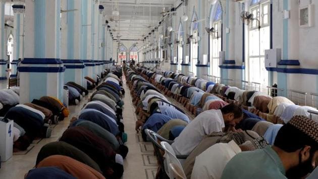 People in Pakistan attended Friday prayer despite lockdown after Pakistan shut all markets, public places and discouraged large gatherings amid an outbreak of coronavirus disease in Karachi, Pakistan on March 27, 2020. (Reuters Photo) People in Pakistan attended Friday prayer despite lockdown after Pakistan shut all markets, public places and discouraged large gatherings amid an outbreak of coronavirus disease in Karachi, Pakistan on March 27, 2020. (Reuters Photo)