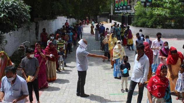 A group of women, who were accompanying Rajni complained that they were getting semi-cooked rotis, rice and vegetables. (HT file photo. Representative image) A group of women, who were accompanying Rajni complained that they were getting semi-cooked rotis, rice and vegetables. (HT file photo. Representative image)