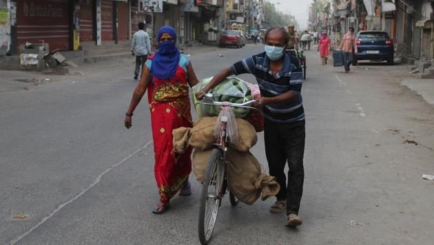 Fruits and vegetables being transported in the morning during lockdown at Khandsa Road, Sabzi Mandi, in Gurugram, India, on Tuesday, April 14, 2020.(Yogendra Kumar/HT photo)