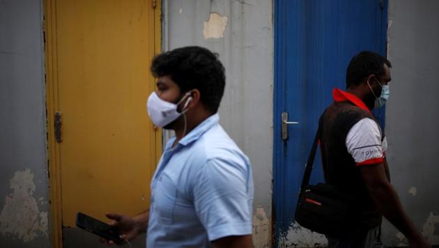 Migrant workers wearing face masks walk through Little India district as the spread of coronavirus disease (Covid-19) continues in Singapore, April 14, 2020. (Reuters photo) Migrant workers wearing face masks walk through Little India district as the spread of coronavirus disease (Covid-19) continues in Singapore, April 14, 2020. (Reuters photo)