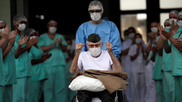 Brazilian 99-year-old former WWII combatant Ermando Armelino Piveta, gestures as he leaves the Armed Forces Hospital in Brasilia, after being treated for the novel coronavirus (Covid-19) and discharged. (Reuters photo)