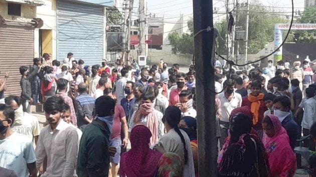 Migrant labourers protesting for proper distribution of ration at Sherpur Kalan in Ludhiana on Wednesday. (HT Photo) Migrant labourers protesting for proper distribution of ration at Sherpur Kalan in Ludhiana on Wednesday. (HT Photo)