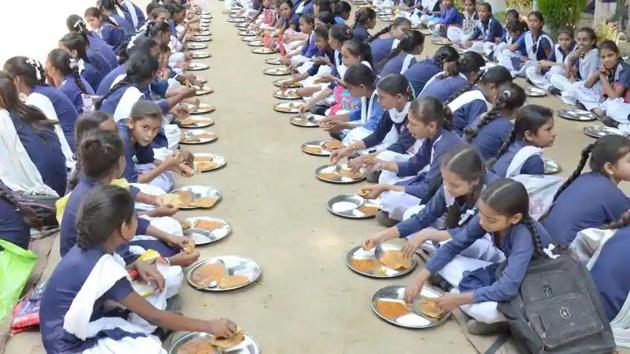 Students having mid-day meal at a government school in Dehradun.(HT file)