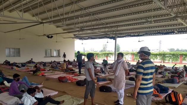 Migrant labourers camping in Yamunanagar. (HT PHOTO) Migrant labourers camping in Yamunanagar. (HT PHOTO)