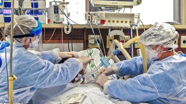 A patient infected with the novel coronavirus COVID-19 receives treatment at the Intensive Care Unit of a hospital. (AFP photo) A patient infected with the novel coronavirus COVID-19 receives treatment at the Intensive Care Unit of a hospital. (AFP photo)