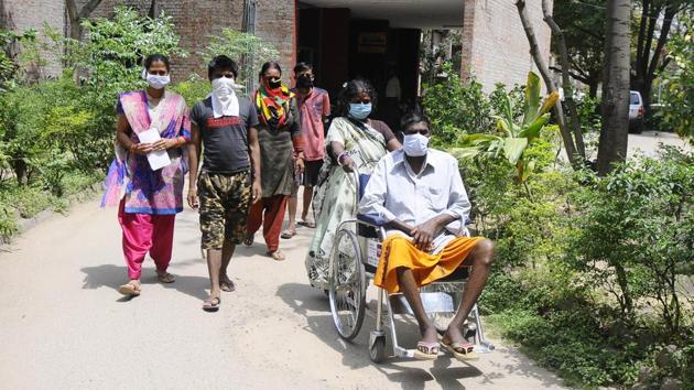 A patient being taken for dialysis from an inn at the PGIMER to a private facility in Sector 38, Chandigarh, on Wednesday.(Anil Dayal/HT)