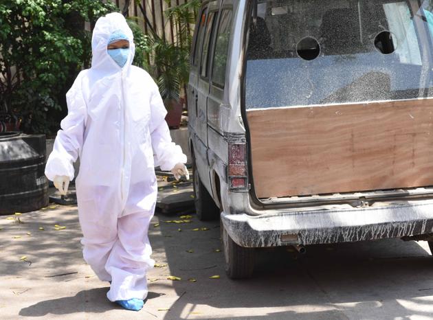 A health department staff in PPE gear going to collect swab from coronavirus suspects in Hindpirhi locality, Ranchi, Jhjarkhand , hursday, April 16, 2020. (Diwakar Prasad / HT Photo) A health department staff in PPE gear going to collect swab from coronavirus suspects in Hindpirhi locality, Ranchi, Jhjarkhand , hursday, April 16, 2020. (Diwakar Prasad / HT Photo)
