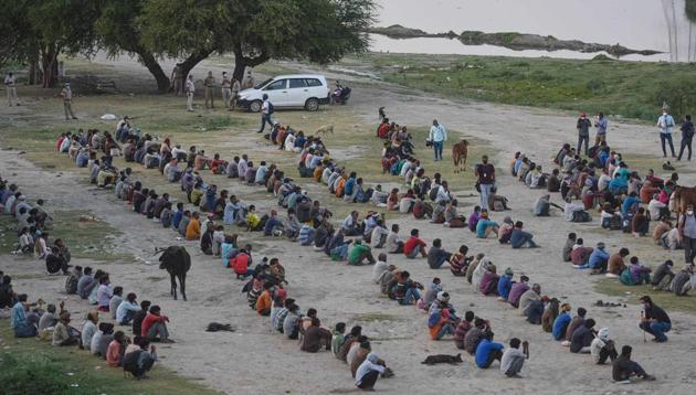 Migrant workers and homeless gathered on the banks of Yamuna River in Delhi before shifting them to the shelter homes, during lockdown to check the spread of coronavirus. (Sanchit Khanna/HT PHOTO) Migrant workers and homeless gathered on the banks of Yamuna River in Delhi before shifting them to the shelter homes, during lockdown to check the spread of coronavirus. (Sanchit Khanna/HT PHOTO)