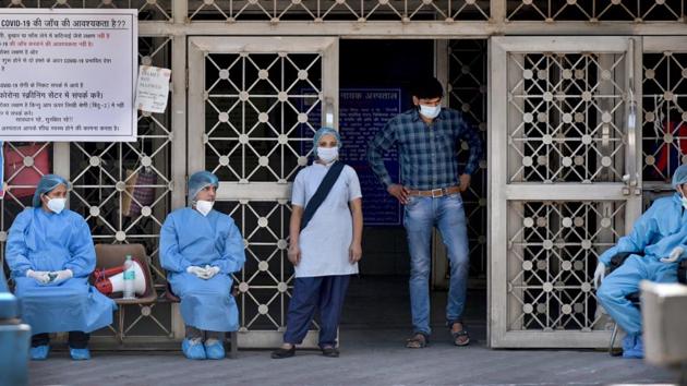 Doctors and other medical staff seen in PPE outside emergency ward of Lok Nayak Jai Prakash Narayan (LNJP) Hospital, in New Delhi, India.(Sushil Kumar/HT PHOTO)