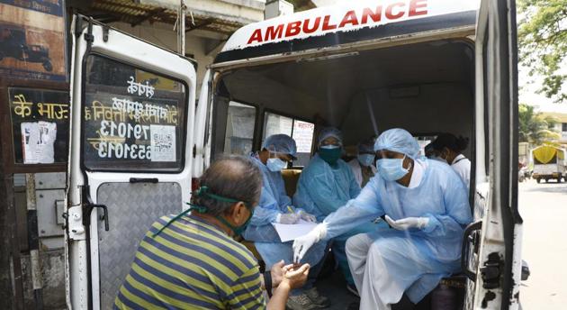 A medical team checks patients near an ambulance in Pune on Wednesday. (RAHUL RAUT/HT) A medical team checks patients near an ambulance in Pune on Wednesday. (RAHUL RAUT/HT)