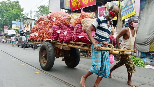 West Bengal, Apr 16 (ANI): Laborers carry Onions and Potatoes on their handcart on the way to market in Kolkata on Thursday. (ANI Photo) (ANI) West Bengal, Apr 16 (ANI): Laborers carry Onions and Potatoes on their handcart on the way to market in Kolkata on Thursday. (ANI Photo) (ANI)