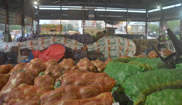 With marriage palaces, restaurants, dhabas and supermarkets closed, vegetable farmers are worried as their produce is perishing. (Gurpreet Singh/HT) With marriage palaces, restaurants, dhabas and supermarkets closed, vegetable farmers are worried as their produce is perishing. (Gurpreet Singh/HT)