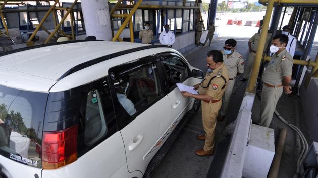 DCP Noida checking cars and commuters for identification papers and passes, on day 7 of the three week nationwide lockdown to check the spread of coronavirus, at DND plaza, in Noida, India, on Tuesday, March 31, 2020. (Photo by Sunil Ghosh / Hindustan Times) DCP Noida checking cars and commuters for identification papers and passes, on day 7 of the three week nationwide lockdown to check the spread of coronavirus, at DND plaza, in Noida, India, on Tuesday, March 31, 2020. (Photo by Sunil Ghosh / Hindustan Times)