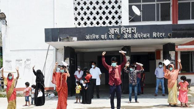 Patients who recovered from Covid-19 flash victory sign after being discharged from Nalanda Medical College and Hospital (NMCH) in Patna on Thursday.(ANI)