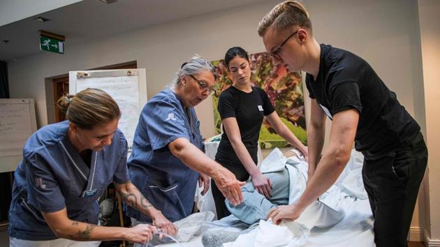 Nurses instruct attendees on working around frail patients. The assistants’ work allows other staff to focus on the rising number of COVID-19 patients. Only severe cases, patients with symptoms seeking hospital care, health-care personnel and staff at retirement homes are being tested in Sweden. (Jonathan Nackstrand / AFP) Nurses instruct attendees on working around frail patients. The assistants’ work allows other staff to focus on the rising number of COVID-19 patients. Only severe cases, patients with symptoms seeking hospital care, health-care personnel and staff at retirement homes are being tested in Sweden. (Jonathan Nackstrand / AFP)
