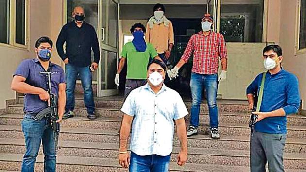 The police maintain custody of suspects by forming a circle at a safe distance, around them. (File photo) The police maintain custody of suspects by forming a circle at a safe distance, around them. (File photo)
