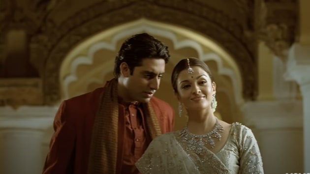 Abhishek Bachchan and Aishwarya Rai Bachchan in a still from the Tere Bina song from Guru.