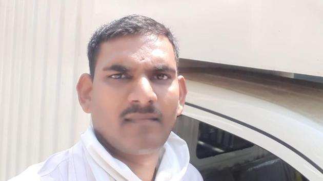 Sachin Jadhav, a tempo driver, delivers food packets to the needy who have been affected by the lockdown. (HT PHOTO) Sachin Jadhav, a tempo driver, delivers food packets to the needy who have been affected by the lockdown. (HT PHOTO)