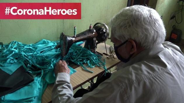 The image shows the elderly man making masks.(Twitter/Prasar Bharati News Services)