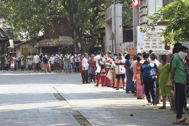 Public standing in line for Free Ration at Nahar Road,Malad during lockdown due to coronavirus pandemic.(Hindustan Times)