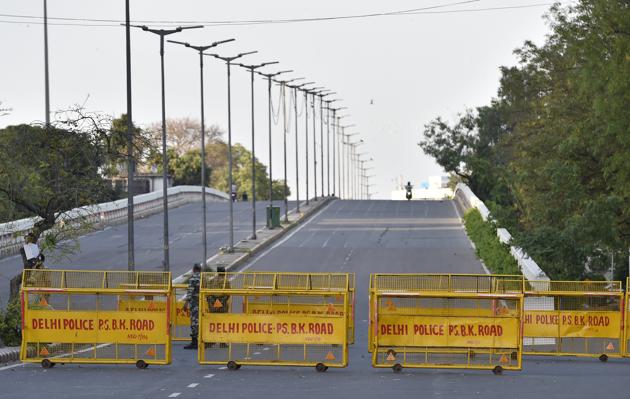 The incident took place at around 9 pm when two constables, who were out on highway bike patrolling, saw a man hanging from the flyover’s railing and screaming for help. Representative image.(Ajay Aggarwal/HT PHOTO)