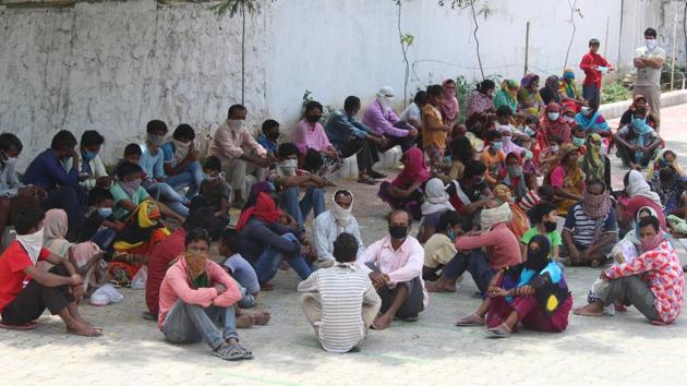 Migrant workers and homeless people wait at a food distribution by local residents. (Yogendra Kumar/HT PHOTO) Migrant workers and homeless people wait at a food distribution by local residents. (Yogendra Kumar/HT PHOTO)