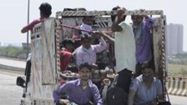 Migrant workers hitch a ride after a nationwide lockdown was announced on March 24, Noida, March 29, 2020(Sunil Ghosh / Hindustan Times)