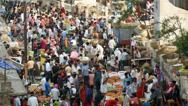 People crowding at a vegetable market in violation of social distance at Agam Kuan near Shitla Mandir during lockdown against coronavirus, in Patna. (Santosh Kumar/ Hindustan Times) People crowding at a vegetable market in violation of social distance at Agam Kuan near Shitla Mandir during lockdown against coronavirus, in Patna. (Santosh Kumar/ Hindustan Times)