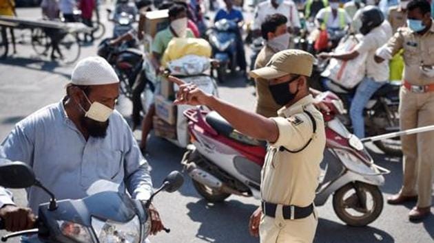 Police personnel divert commuters during the nationwide lockdown in Vijayawada in Andhra Pradesh.(ANI PHOTO.) Police personnel divert commuters during the nationwide lockdown in Vijayawada in Andhra Pradesh.(ANI PHOTO.)