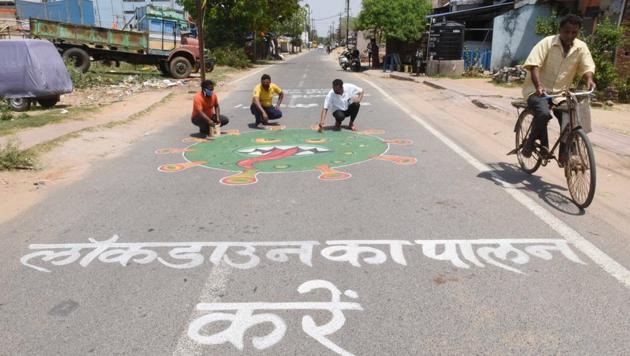 People making graffiti on the roads to raise awareness about precautions against coronavirus in Ranchi. (Diwakar Prasad/ Hindustan Times) People making graffiti on the roads to raise awareness about precautions against coronavirus in Ranchi. (Diwakar Prasad/ Hindustan Times)