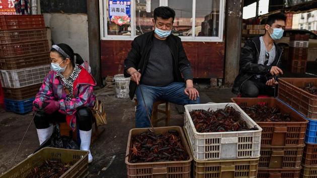 People in China traditionally prefer buying fresh food — as opposed to frozen or packaged food — although supermarkets have been vying to steal away consumers in recent years. (Hector RETAMAL / AFP) 